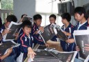 我校学生举行爱心特刊义卖活动