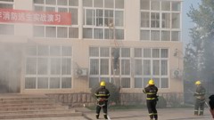 我校举行消防安全教育和逃生实战演习活动