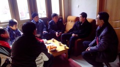 我校利用2013寒假走访困难学生家庭