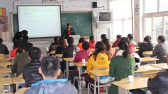 我校召开部分班级家长会