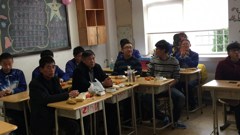 家长走进教室和学生一起迎新年