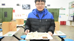 小小饺子香 浓浓元旦情 ——山东省轻工工程学校组织留校学生包饺子活动