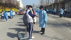 乐于助人显真情，岗位闪光树形象