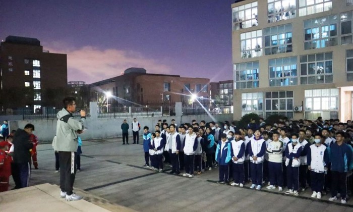 “珍爱生命、警钟长鸣”——山东省轻工工程学校开展学生宿舍夜间消防疏散应急演练活动