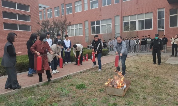 预防为主 生命至上——山东省轻工工程学校开展消防安全知识培训讲座及实操演练活动
